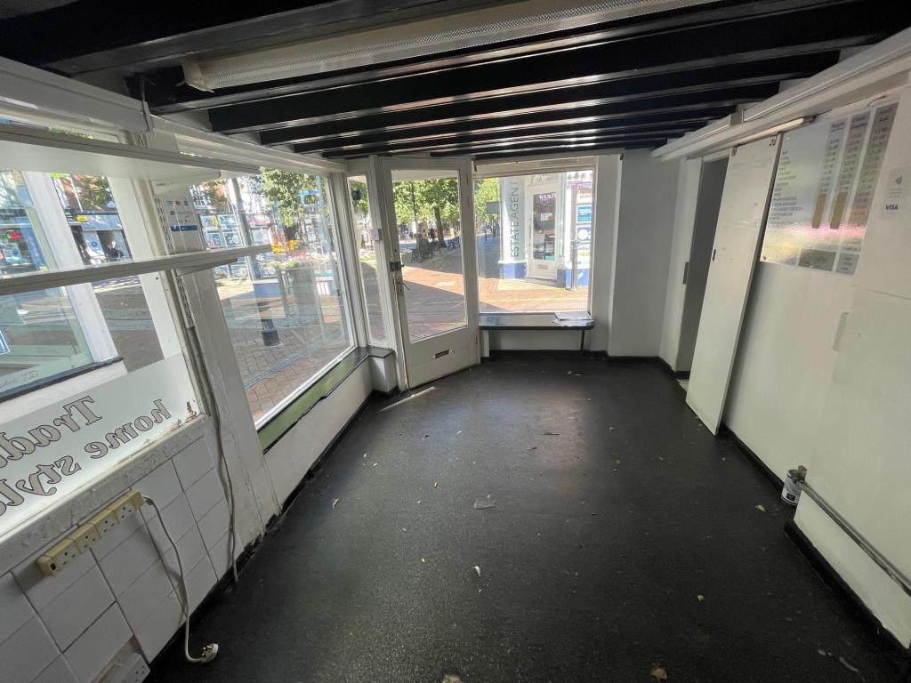 Lot: 154 - COMMERCIAL PROPERTY WITH UPPER PARTS IN TOWN CENTRE - Ground floor shop
